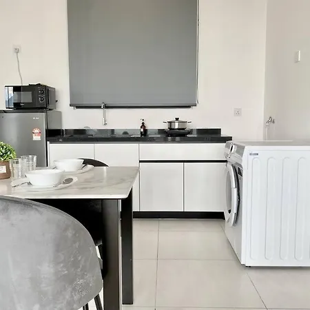 Urban Suites #Luxury Leisure #Infinity Pool #Local Neighbourhood #4Pax #2Br 2Bath #2King #Quality Well Maintained #Private Host Jelutong Bagian luar foto