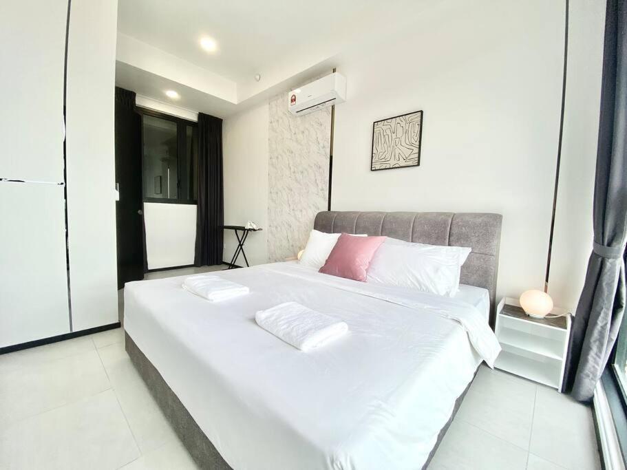Urban #luxury Leisure #infinity Pool #local Neighbourhood #4pax #2br 2bath #2king #quality Well Maintained #private Host * Jelutong