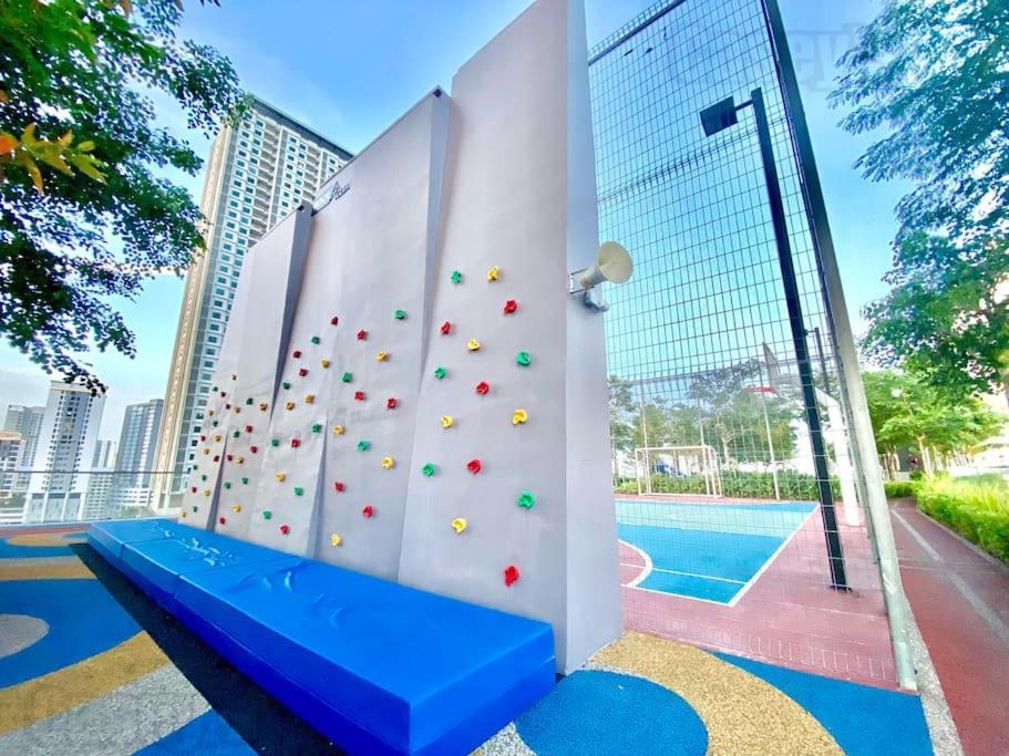 Pangsapuri Urban #luxury Leisure #infinity Pool #local Neighbourhood #4pax #2br 2bath #2king #quality Well Maintained #private Host Jelutong