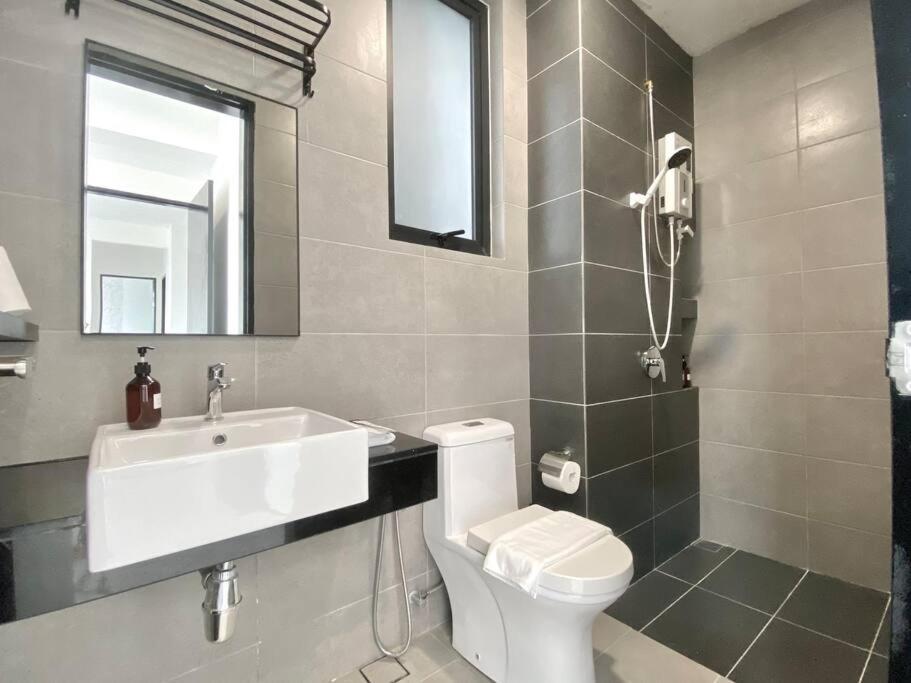 Pangsapuri Urban #luxury Leisure #infinity Pool #local Neighbourhood #4pax #2br 2bath #2king #quality Well Maintained #private Host Jelutong
