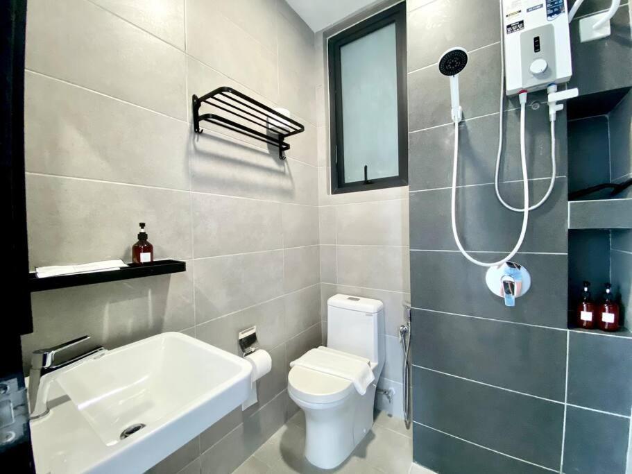 Urban #luxury Leisure #infinity Pool #local Neighbourhood #4pax #2br 2bath #2king #quality Well Maintained #private Host * Jelutong