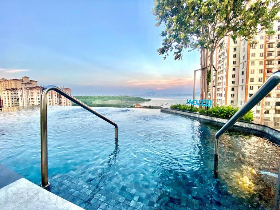 Pangsapuri Urban #luxury Leisure #infinity Pool #local Neighbourhood #4pax #2br 2bath #2king #quality Well Maintained #private Host